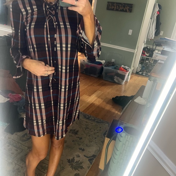 Gorgeous plaid dress with small side slit and tie up neck/collar - Picture 4 of 7